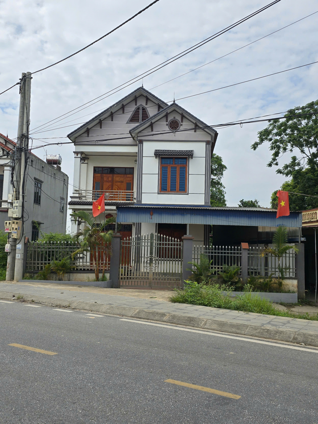 BÁN NHÀ 2 TẦNG 1 TUM TRÊN ĐẤT 220M² – MẶT TIỀN HƠN 10M