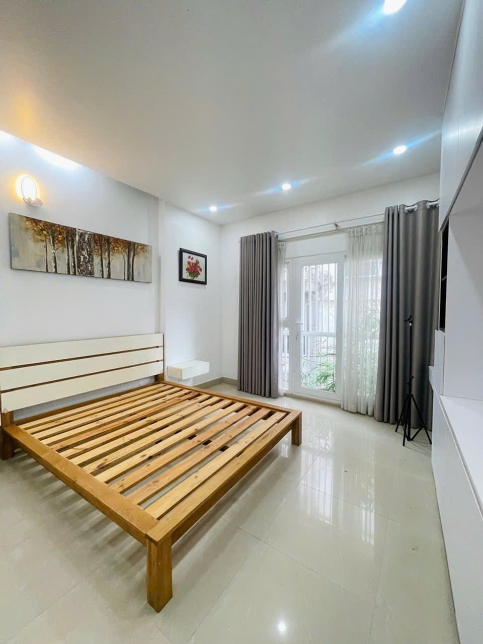 Bán nhà đường Cách Mạng Tháng 8, DT 53m², ngang 4m, hẻm xe hơi, nhà đẹp ở ngay