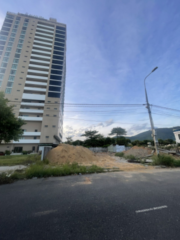 Bán đất mặt tiền Nguyễn Đình Hoàn 270m2, ngang 12m, giá 25.5 tỷ gần Khúc Hạo